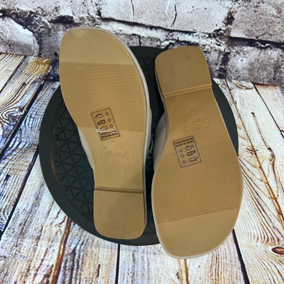 Qupid Women's Taupe Beige Open Toe Cushy Soft Cross Strap Flat Sandals Size 6.5 - Picture 6 of 9